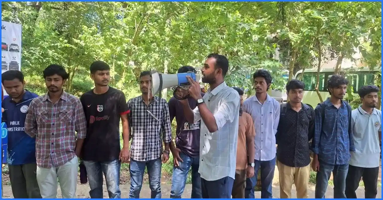 অপ্রতিমের হত্যাকাণ্ডে পুলিশের প্রেস ব্রিফিংকে ‘প্রহসনমূলক’ দাবি করে শিক্ষার্থীদের ফের মানববন্ধন।