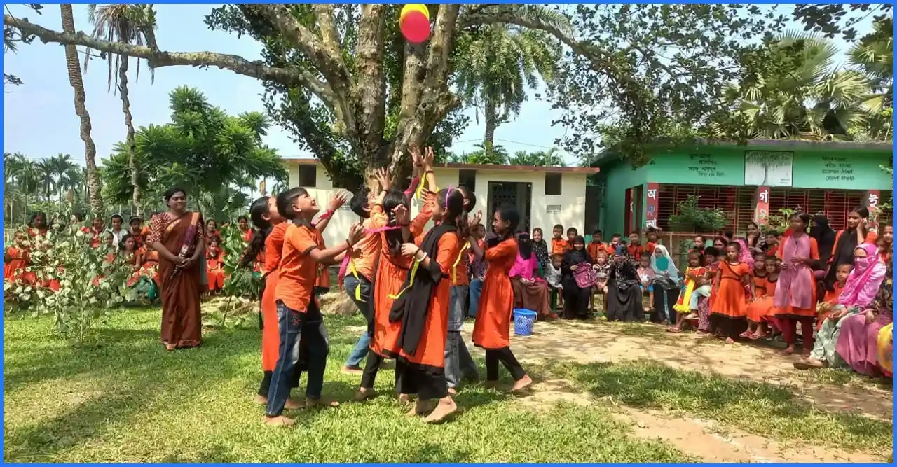 জাককানইবির শিক্ষার্থীদের ত্রিশালের পাঁচটি স্কুলে নাটকের মাধ্যমে পাঠদান।