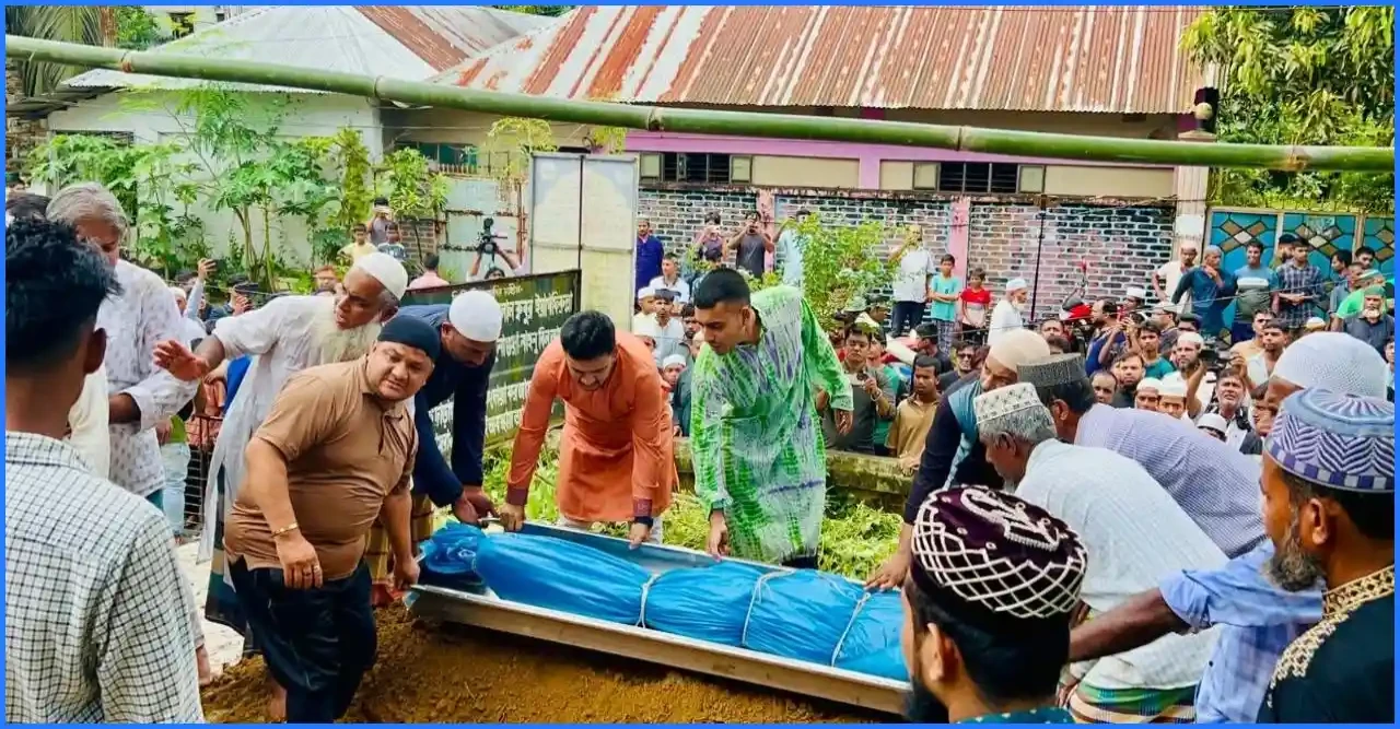 সবাইকে কাঁদিয়ে চিরনিদ্রায় শায়িত হলেন অপ্রতিম।