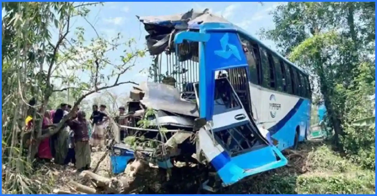 লোহাগাড়ায় ভয়াবহ সড়ক দুর্ঘটনায় বিজিবি সদস্যসহ নিহত চার, আহত ১৫