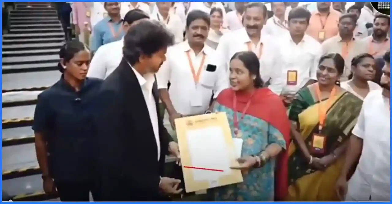 মঞ্চ থেকে নেমে অন্তঃসত্ত্বা নারীর হাতে তুলে দিলেন নিয়োগপত্র