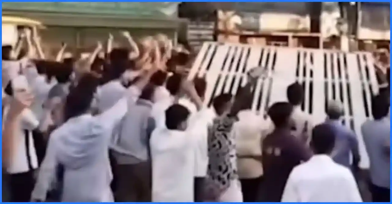 চট্টগ্রাম শিক্ষা বোর্ডের প্রধান ফটক ভেঙে পরীক্ষার্থীদের তীব্র বিক্ষোভ