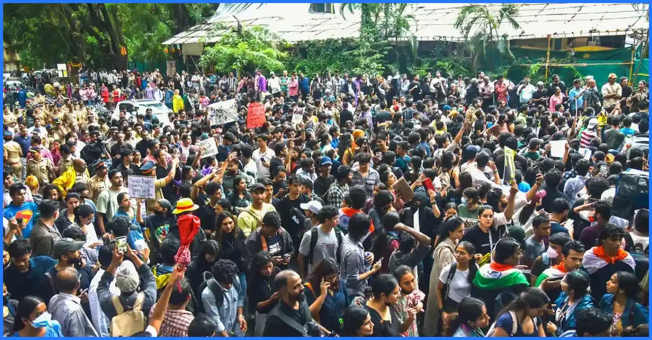 ঘর ছেড়ে দিল্লির যন্তর মন্তরে চলমান ছাত্র আন্দোলনে যোগ দিচ্ছেন তরুণরা