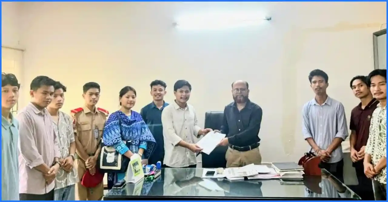 কুবিতে আদিবাসী শিক্ষার্থীদের ৩ দফা দাবি, রেজিস্ট্রারকে স্মারকলিপি।