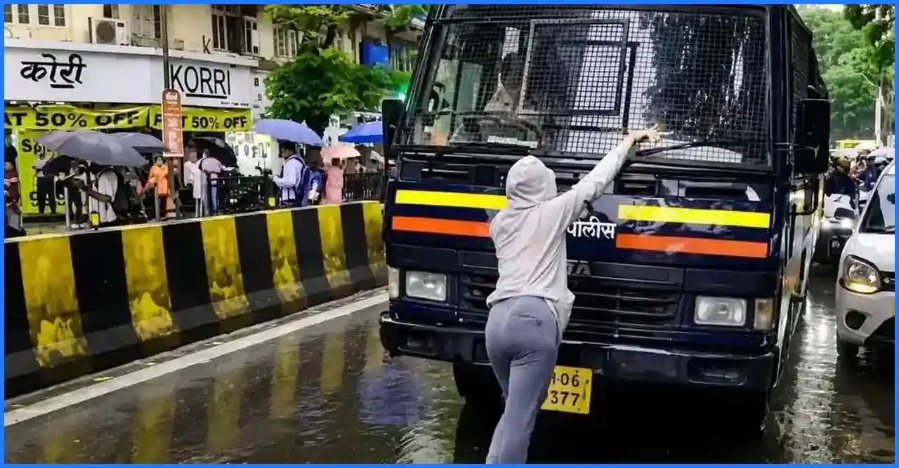 পুলিশ ভ্যানের পথ রুখে দিলেন সাহসী তরুণী