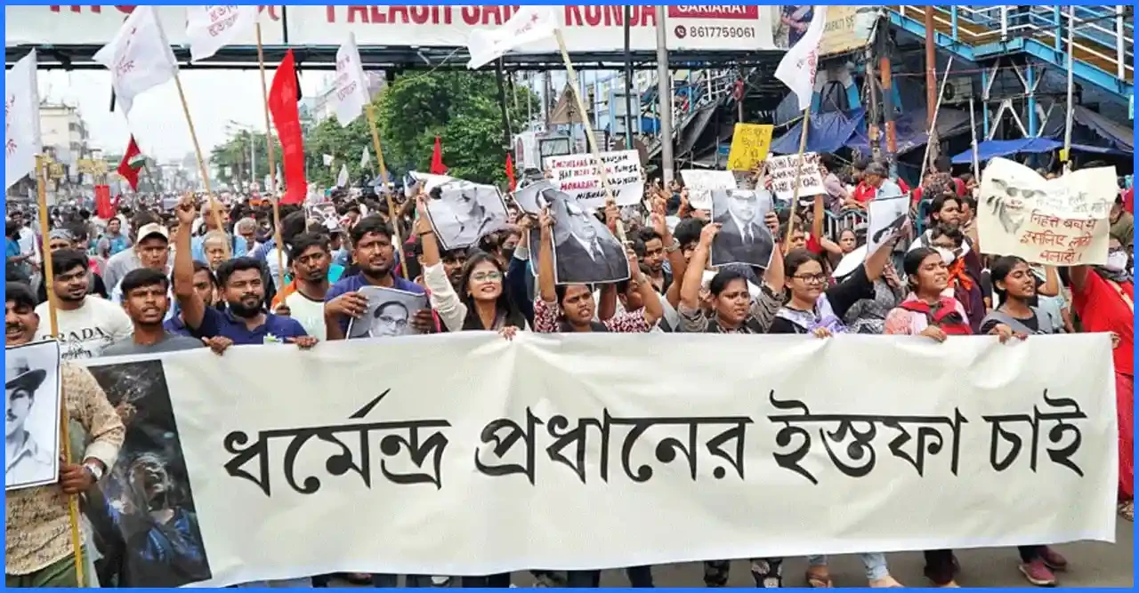 শিক্ষার্থীদের বিক্ষোভে পুলিশের বেধড়ক লাঠিচার্জ ও কাঁদানে গ্যাস নিক্ষেপ