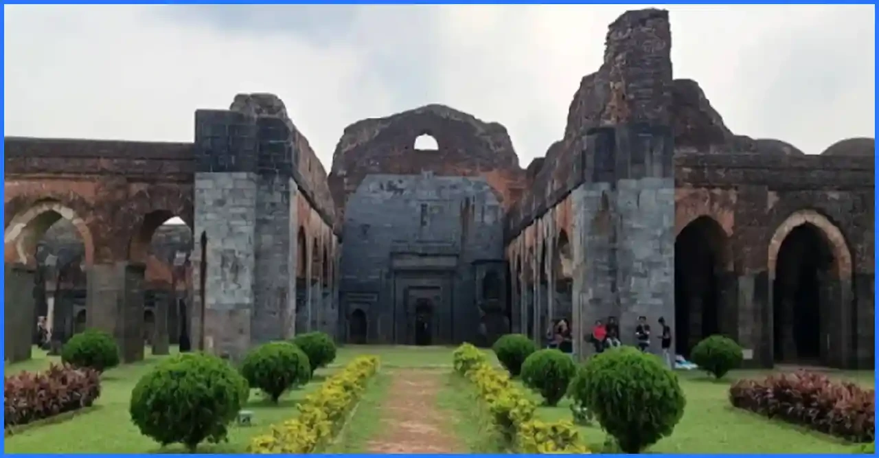 পশ্চিমবঙ্গের ঐতিহাসিক আদিনা মসজিদ প্রাঙ্গণে পূজার আয়োজন