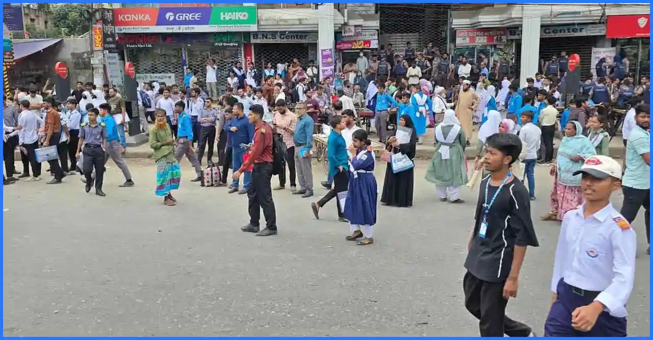 দ্বিতীয় দিনের মতো উত্তরার সড়কে শিক্ষার্থীদের বিক্ষোভ