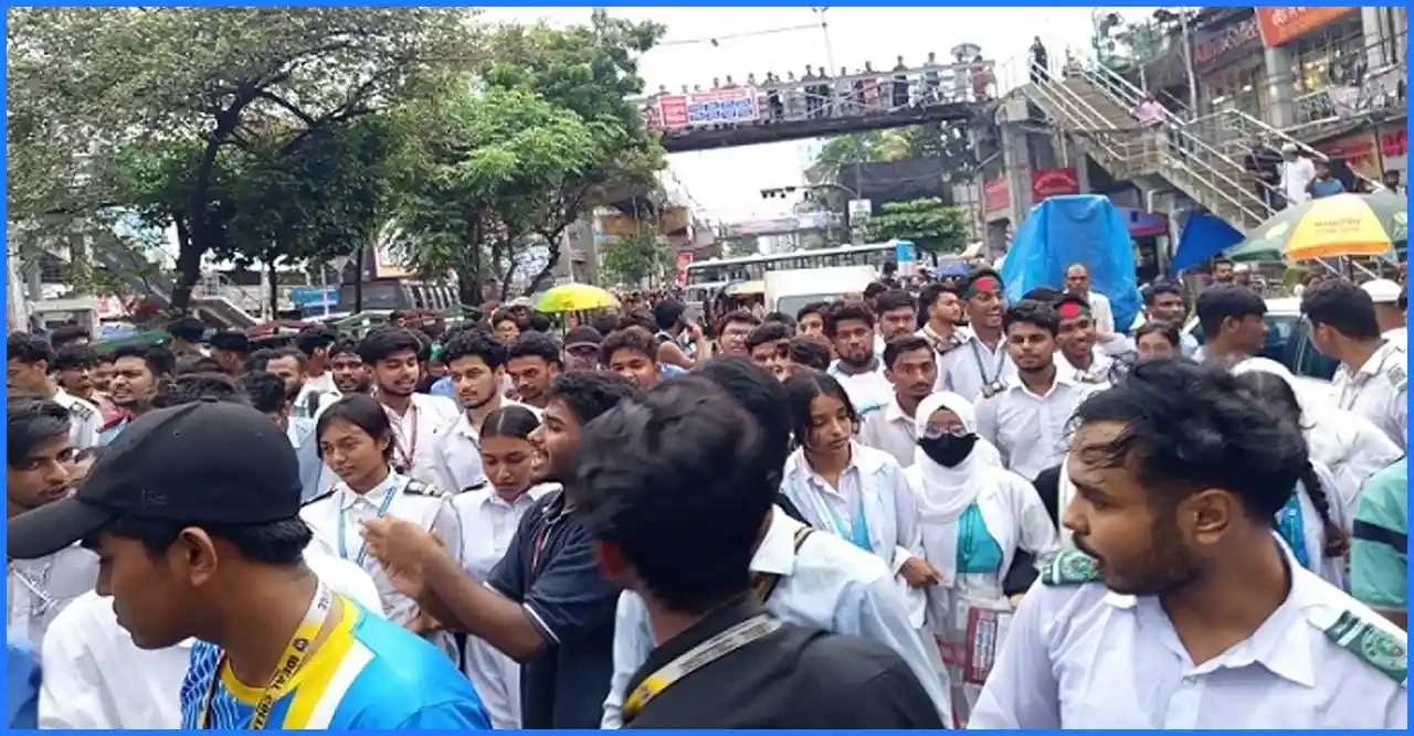 শিক্ষামন্ত্রীর পদত্যাগের দাবি থেকে সরে এসে ছয় দফা নিয়ে সচিবালয়ে পরীক্ষার্থীরা