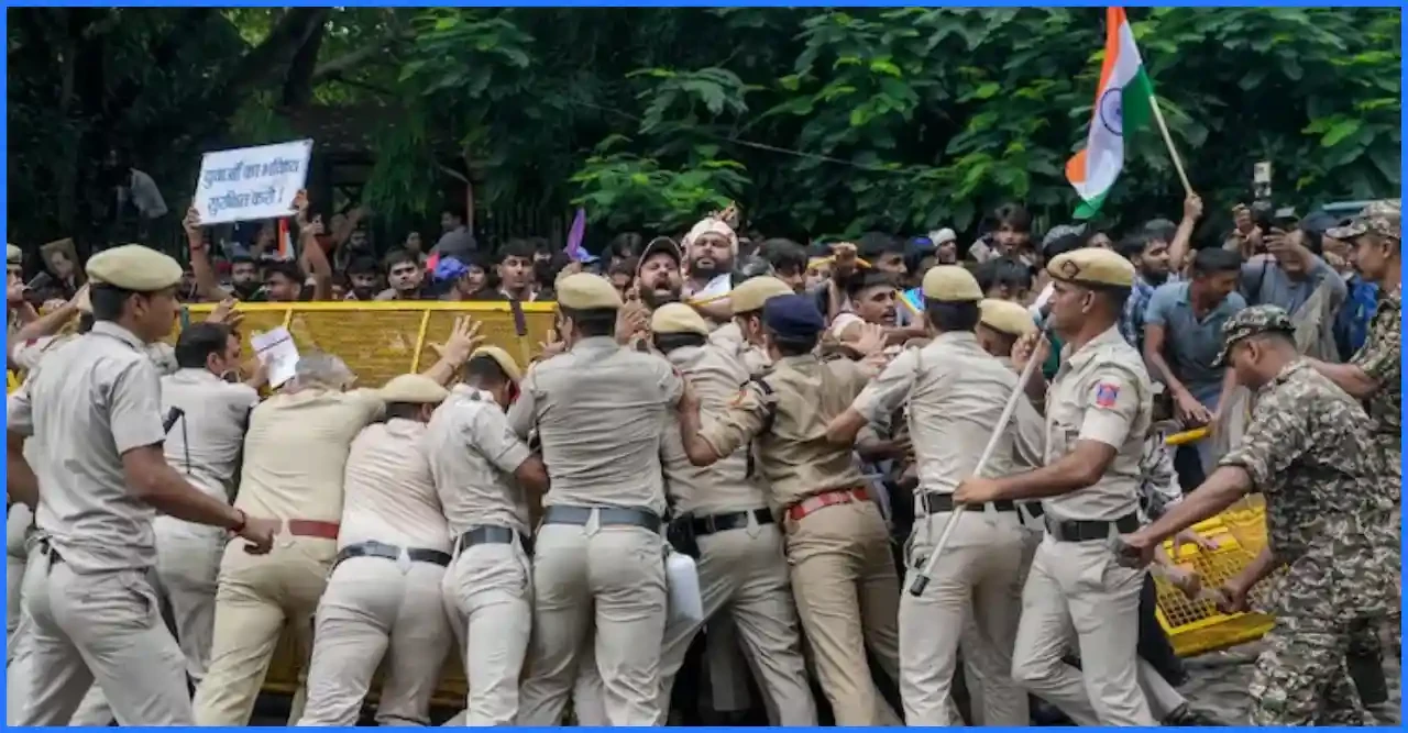 পার্লামেন্ট অভিমুখে ককরোচ পার্টির পদযাত্রায় পুলিশের বাধা ও লাঠিচার্জ