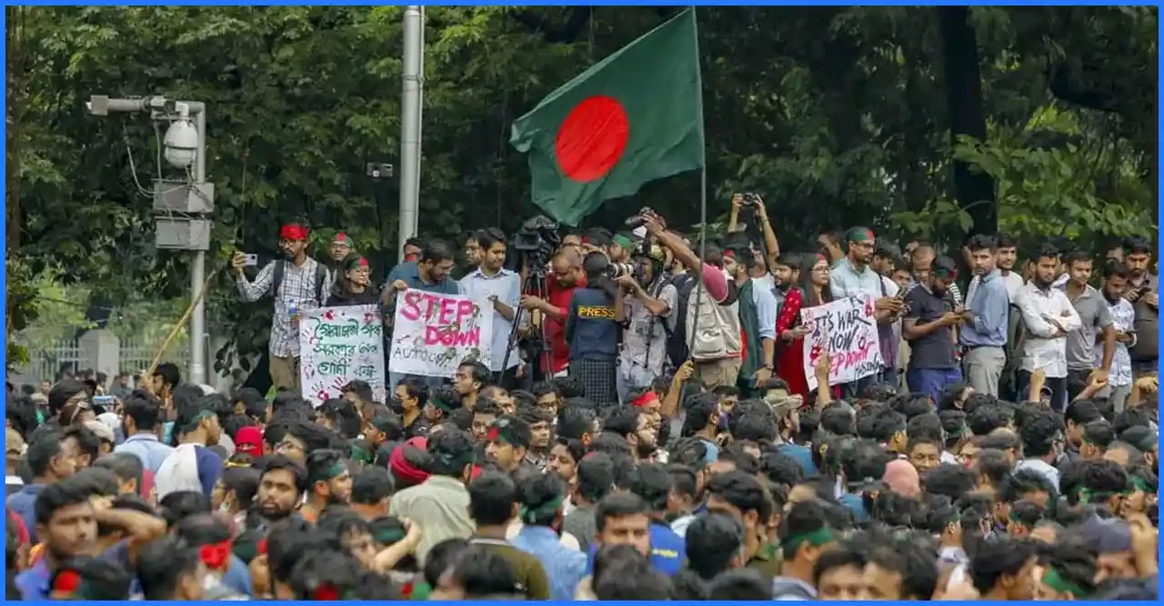 নিদ্রাহীন রাতের পর রাজপথে ছাত্র-জনতার ঢল!