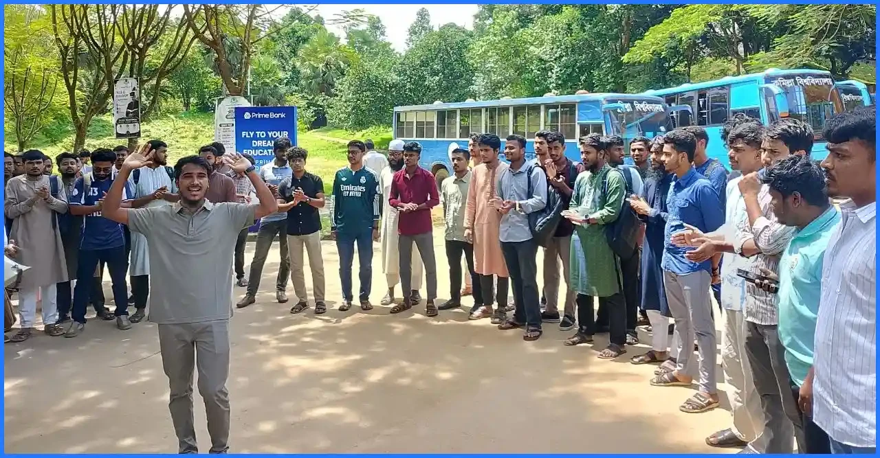 ভাইভার নম্বর বৃদ্ধির প্রতিবাদে কুবিতে শিক্ষার্থীদের মানববন্ধন।