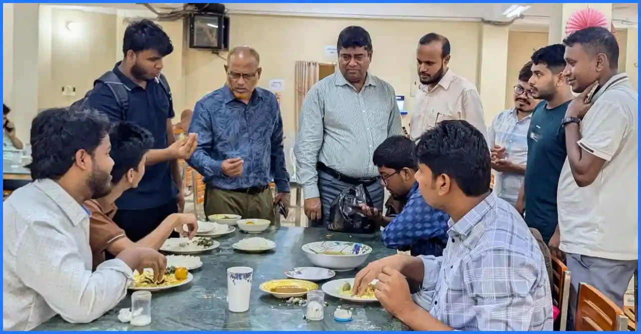 বিশ্ববিদ্যালয়ের ক্যাফেটেরিয়া পরিদর্শনে কুবি প্রশাসন!