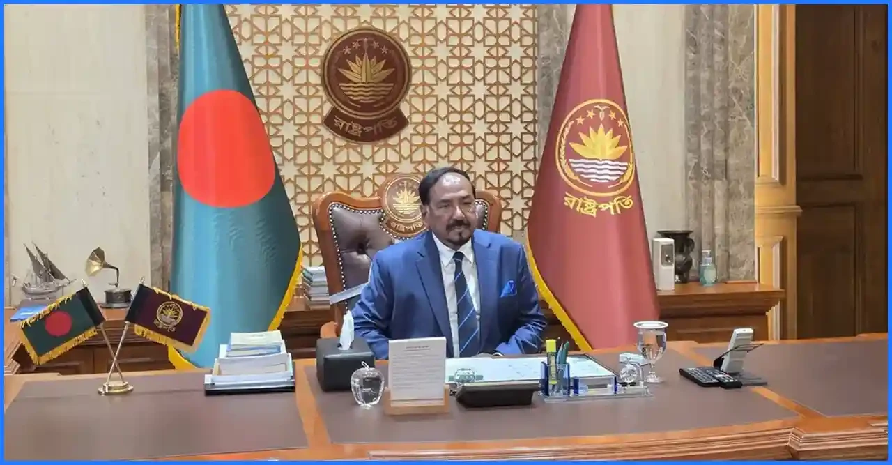 বঙ্গভবনে আনুষ্ঠানিক দাপ্তরিক কার্যক্রম শুরু করলেন ভারপ্রাপ্ত রাষ্ট্রপতি