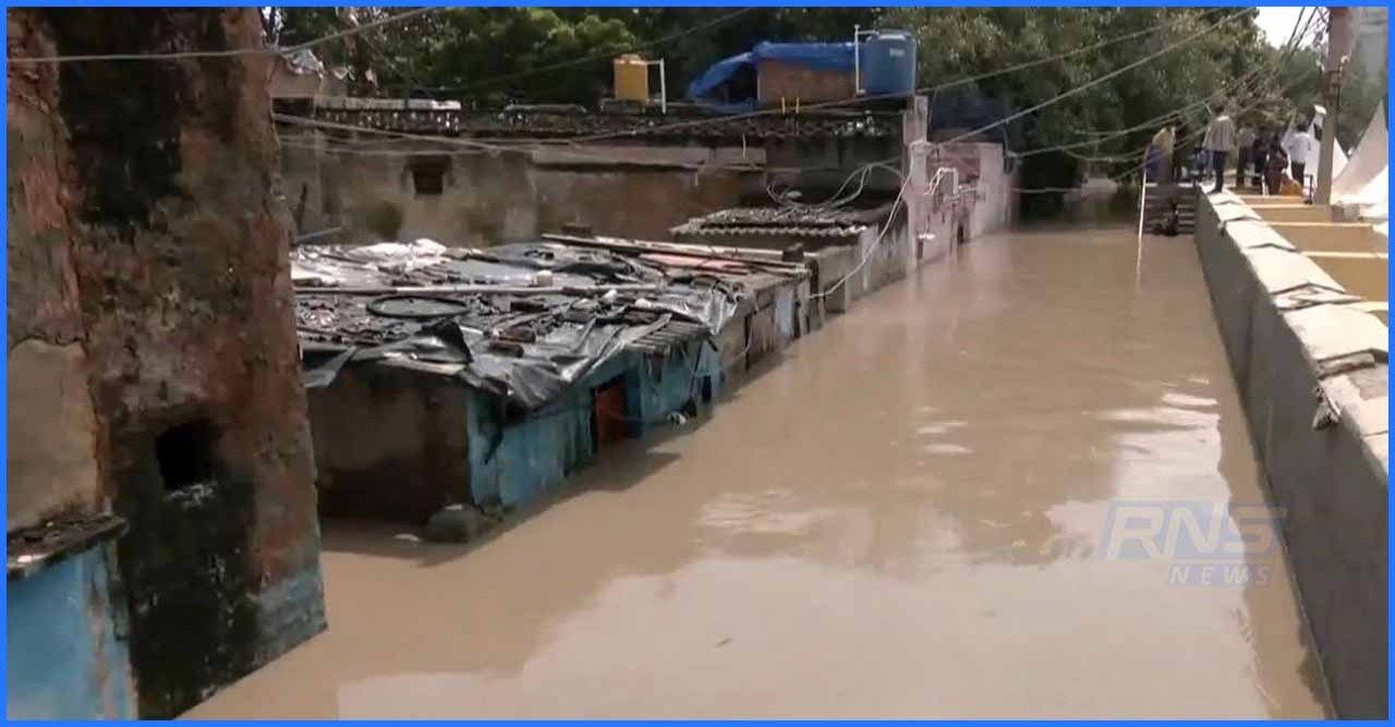 বিপদসীমার ওপরে যমুনার জল, দিল্লির নিচু এলাকায় বন্যা, সরানো হচ্ছে বাসিন্দাদের!