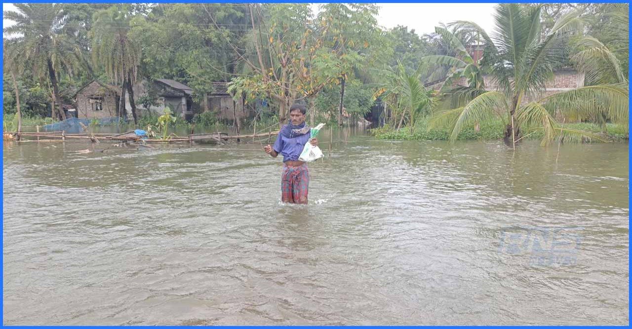সাতক্ষীরায় বাঁধ ভেঙে ৫০ গ্রাম প্লাবিত, ৭০০ কোটি টাকার ক্ষতির মুখে কৃষক-মৎস্যচাষিরা!