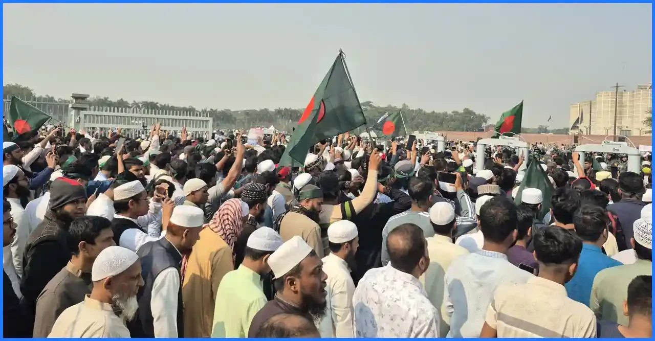 সংসদ ভবনের দক্ষিণ প্লাজায় জানাজার অপেক্ষায় ছাত্র-জনতা