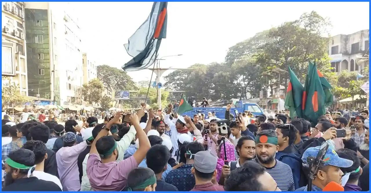 ওসমান হাদি হত্যার প্রতিবাদে উত্তাল শাহবাগ, ছাত্র-জনতার বিক্ষোভে রাজপথ অবরুদ্ধ