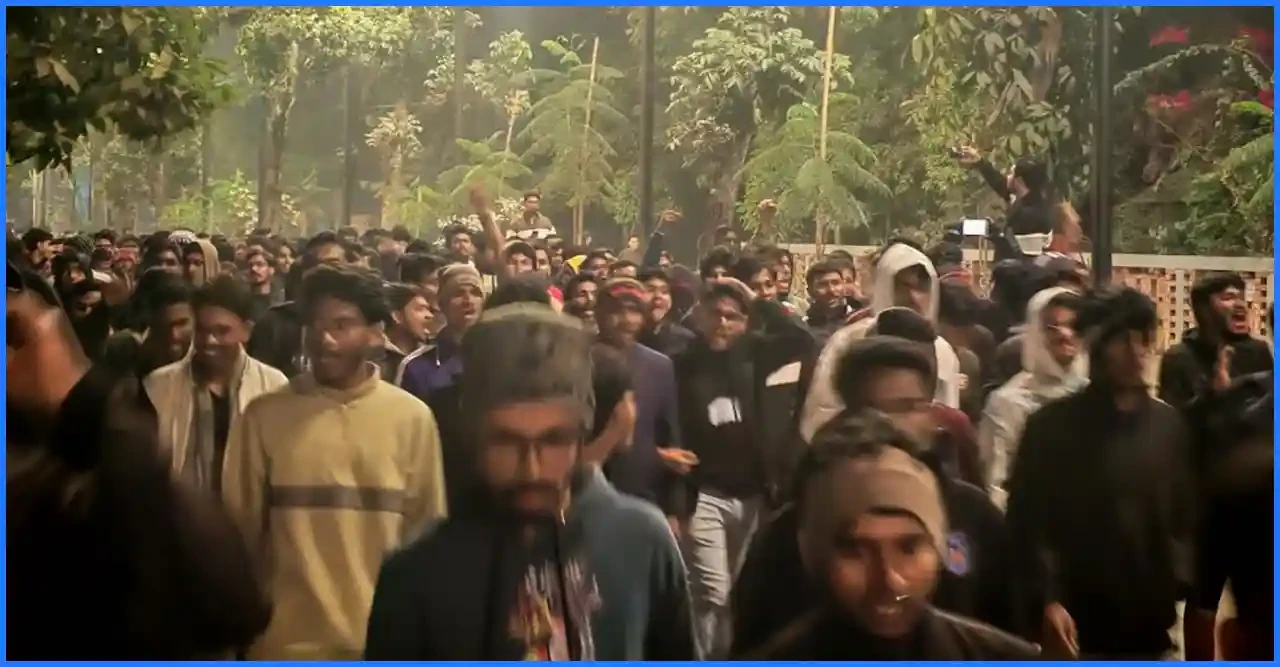 কোর্স ফি কমানো ও প্রতিনিধি প্রথা বাতিলের দাবিতে মধ্যরাতে উত্তাল খুলনা বিশ্ববিদ্যালয় ক্যাম্পাস