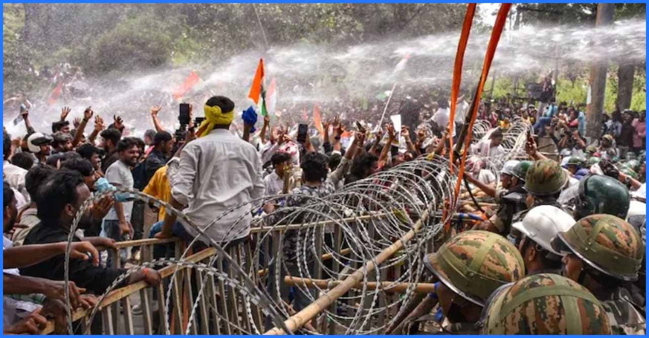 ভারতে সরকারি নিয়োগ পরীক্ষায় দুর্নীতির প্রতিবাদে আন্দোলনরত চাকরি প্রার্থীদের ওপর তীব্র পুলিশি দমন পীড়ন