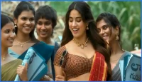 সেটে মায়ের উপস্থিতি নিয়ে আক্ষেপ অভিনেত্রী জাহ্নবী কাপুরের