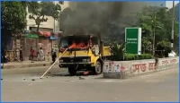 মিরপুরে ফুটপাত উচ্ছেদ ঘিরে ব্যাপক সংঘর্ষ, সিটি করপোরেশনের যানে অগ্নিসংযোগ