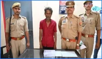 পুলিশের সামনে মেয়েকে কুপিয়ে হত্যা বাবা-মায়ের