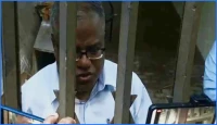আর না ফেরার শর্তে পুলিশি পাহারায় চুয়েট ক্যাম্পাস ছাড়লেন অবরুদ্ধ উপাচার্য
