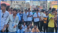 দেশজুড়ে এইচএসসি পরীক্ষা স্থগিতের দাবিতে রাজশাহীতে পরীক্ষার্থীদের সড়ক অবরোধ