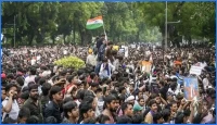 সাম্প্রদায়িক রাজনীতির ঊর্ধ্বে গিয়ে তরুণদের অভূতপূর্ব ঐক্যের নজির ভারতে