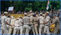 পার্লামেন্ট অভিমুখে ককরোচ পার্টির পদযাত্রায় পুলিশের বাধা ও লাঠিচার্জ