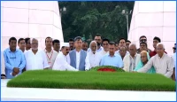 জিয়াউর রহমান ও খালেদা জিয়ার সমাধিতে প্রধানমন্ত্রীর বিনম্র শ্রদ্ধা
