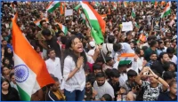 মোদিবিরোধী বিক্ষোভে তরুণদের অভিনব কৌশল, নজরদারি এড়াতে মুখোশ ও মেকআপ