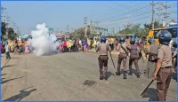 গাজীপুরে শ্রমিকদের মহাসড়ক অবরোধ, সাউন্ড গ্রেনেড নিক্ষেপ পুলিশের
