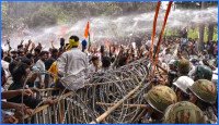 ভারতে সরকারি নিয়োগ পরীক্ষায় দুর্নীতির প্রতিবাদে আন্দোলনরত চাকরি প্রার্থীদের ওপর তীব্র পুলিশি দমন পীড়ন